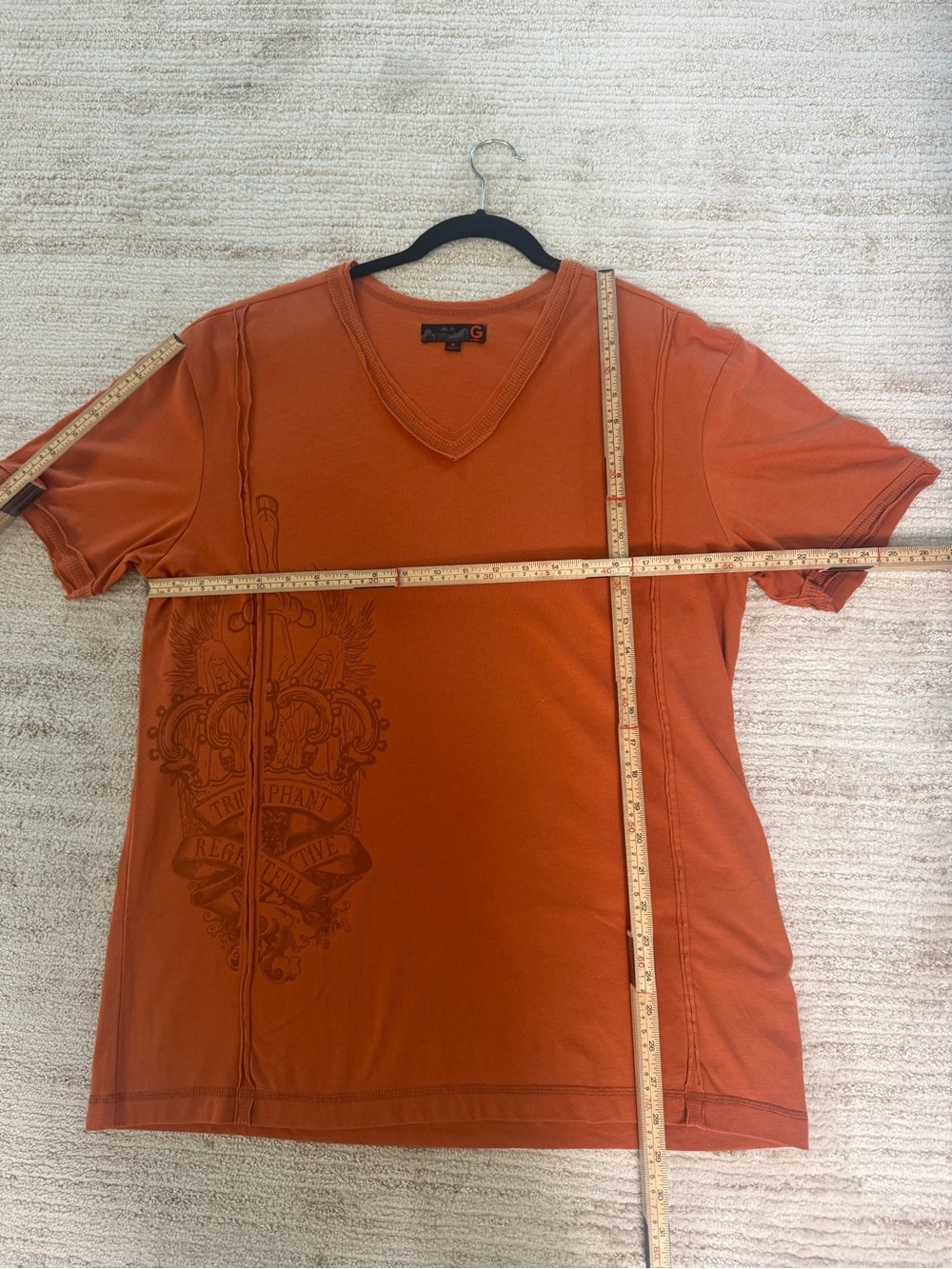 G by GUESS Women’s Rust Graphic V-Neck Top XL Studded Short Sleeve Shirt - Picture 2 of 7